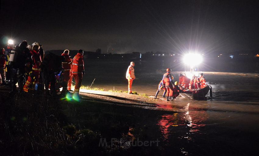 Einsatz BF Koeln PKW im Rhein Mondorf Hersel P051.JPG